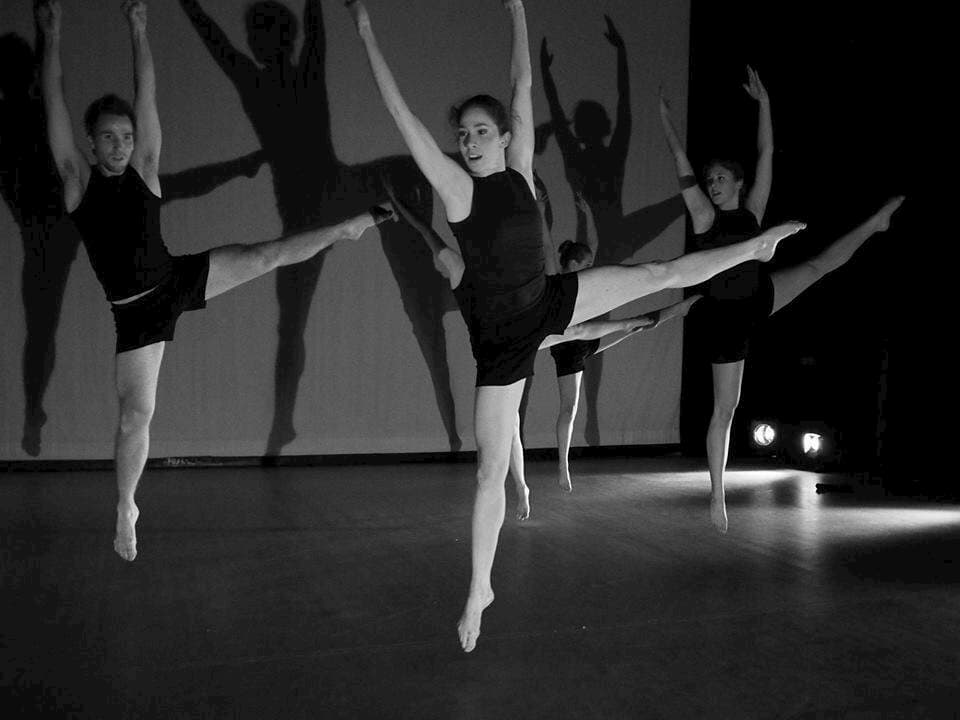 Choreografie Martina Tak ism dansers. Uitgevoerd onder andere in het Muiderpoort theater bij de open stage van New Dance Studios Chrsitian Kunst Modern Dans